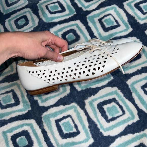 Bandolino White Flats - Picture 4 of 7